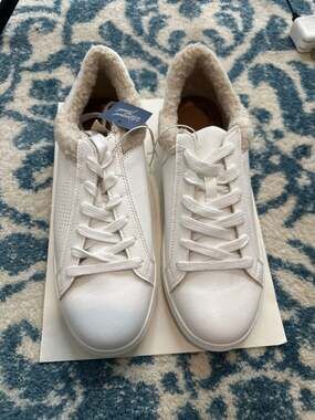 NWT Universal Thread Women's Nia Faux Fur Shearling Sneakers with Memory Foam